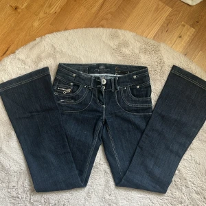 River Island lowrise bootcut Jeans - Super snygga lågmidjade original Jeans från River Island. Dom är bootcut i strl 34 och säljer då dom tyvärr är för små. OBS! dom är väldigt små i storleken