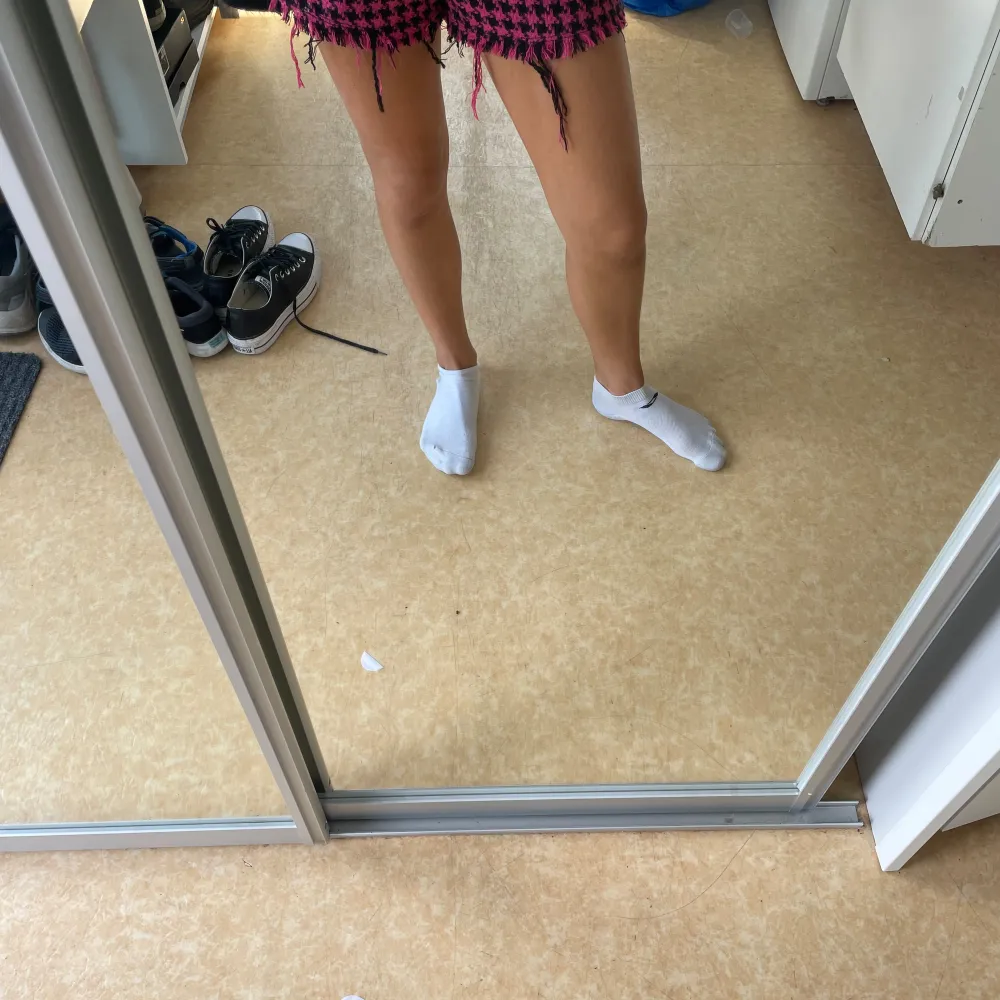 Säljer ett par supercoola rosa och svarta rutiga shorts. De är tighta och har en snygg passform. Perfekta för alla tillfällen! 🖤💖. Shorts.