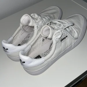 Adidas Nizza  Vita Sneakers Storlek 42 - Sköna Vita Adidas Nizza sneakers i storlek 42  Skicket är utmärkt 