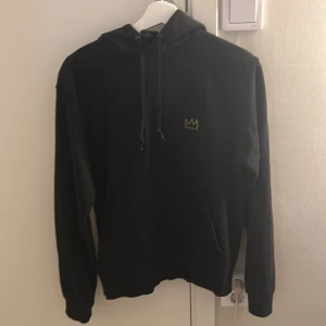 Hov1 - Säljer min hov1 hoodie då den aldrig används,köp 2021,Man ser att den är använd därav priset❤️