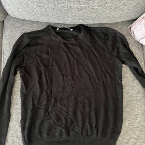 Snygg tröja  - Skön tröja från zara. Använd ett fåtal gånger men har ett hål i ena armen. Lätt att sy igen men hålet är inget man märker av så jätte mycket 💗