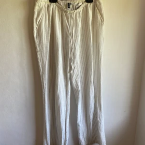 Randiga linnebyxor - Lågmidjade Randiga linnebyxor från h&m i bra skick, säljer pga att dom inte kommer till användning💕