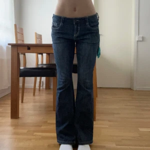 Mörkblå bootcut jeans - Säljer ett par snygga vintage Lågmidjade bootcut jeans från Next! I fint skick och i storlek 40. Jag är 165, Midjemått ca 41 Innerbenslängd ca 76 💞