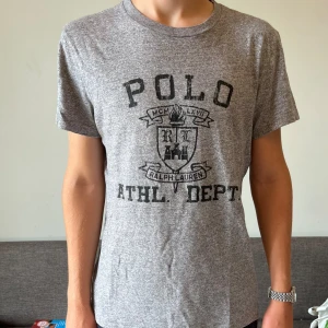 Ralph Lauren t-shirt - Ralph Lauren t-shirt | Storlek M | Normal i storleken | Bra skick ~ 8/10 | Kille i bild är 178 men tischan sitter lite långt / Mvh