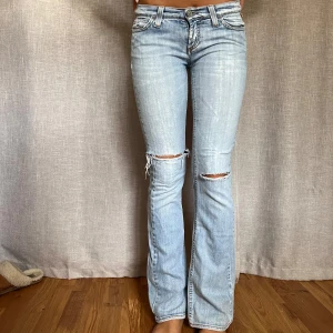 Lowwaist bootcutjeans - Lowwaist bootcutjeans i jättefin tvätt. Köpta secondhand, absolut i använt skick (se bilder) men inget jag tycker påverkar alls! Midjemått 37cm & innerbenslängd 82cm. Jag är 176 och bär XS/S & de sitter som en smäck, men passar kortare personer oxå!