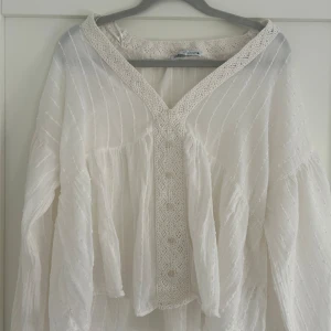 Krämvit blus - Fin krämvit blus från zara med knappar. Den är nyköpt och i ett fint skick.