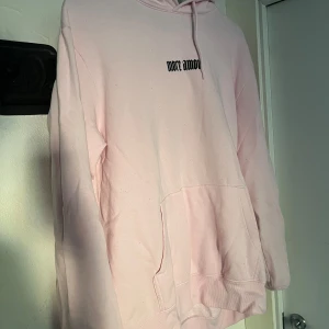 HM hoodie - H&M hoodie rosa  more amor  Använd 1 gång