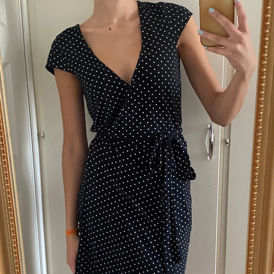 Vitprickig omlottklänning