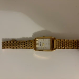 Guld klocka  - - Knappt använd 