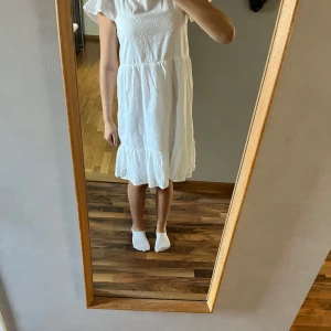 Klänning - En vit sommarklänning i storlek 164💞 Den är aldrig andvänd och köpt för 249 på HM💗