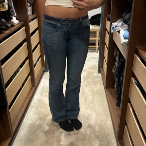 Blå bootcut jeans - Säljer ett par snygga blå bootcut jeans. De har fickor med knappar dör bak. Jag säljer för att dessa är för korta och för små för mig som har strl 38 i jeans❤️ Priset kan diskuteras 