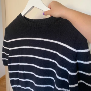 Stickan randig tröja funkar bra med ett linne under💗 - Storlek S💗/164