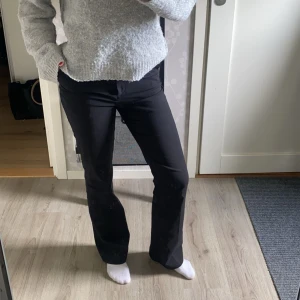 Svarta kostymbyxor  - Ett par jätte fina svarta kostymbyxor i storlek 34. Dom är high waist/ mid waist🌸Skriv för mer information och bilder så svarar jag så fort jag kan!🤗