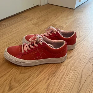 Converse sko - Säljer dessa röda converse i stl 37,5. Köpta för ett par år sedan men liggandes i garderoben, endast använda ett par gånger.