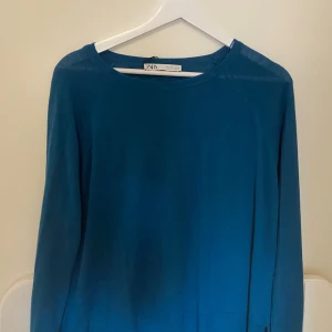 Tun stickad blå tröja - En jättefin tun stickad tröja från zara , går att ha till allt.