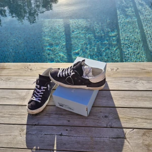 Philippe model navy  - Skit snygga Philippe model skor i toppen skick! Storlek 45 och i navy färg. Skick 9/10, box medföljer också i väldigt bra skick. Nypris:4000 Pris är inte hugget i sten. Hör av er vid minsta fundering!😄