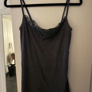 Mörkblått linne med detaljer - Supersöt storlek S/M