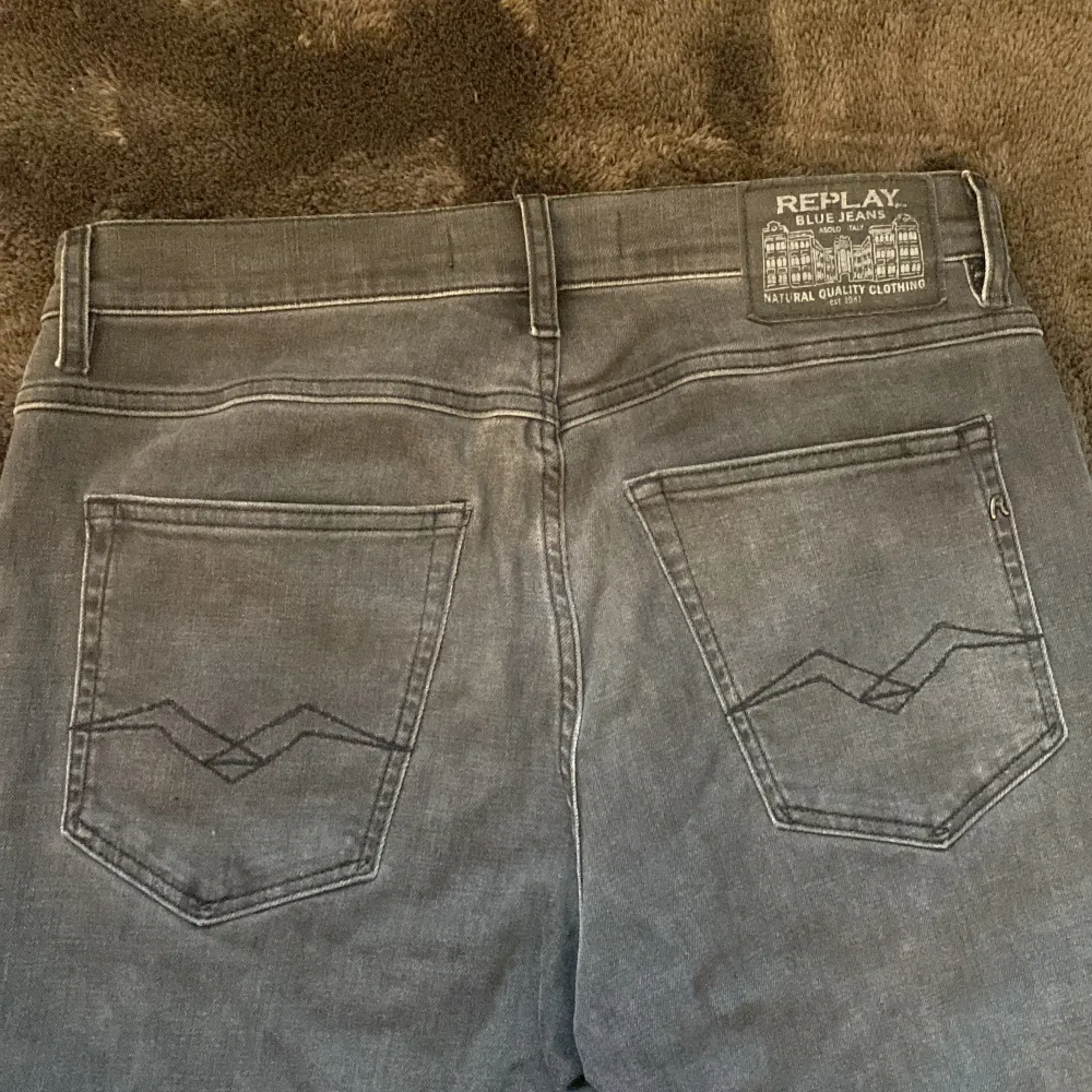 Säljer ett par snygga replay jeans för 899kr nypris 1600kr bra skick använda fåtal gånger eftersom dom inte passar. Hör av er vid frågor. Mvh Viktor.. Jeans & Byxor.