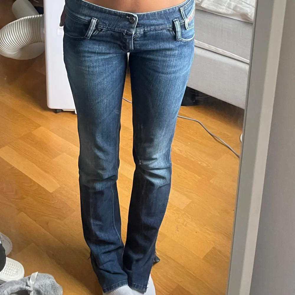 Skitnygga mörkblå jeans!  Säljer då de är för små. Passar i längden på mig som är 176. Jeans & Byxor.