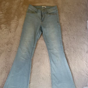 Ljusa Low waist bootcut jeans 🪩 - Säljer ljusa Low waist bootcut jeans i storleken 164🪩dem är från Lindex och i bra skick, säljer pga för små💕