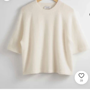 & other stories  - hej, säljer denna sjukt snygga stickade tröja från & other stories pga inte så mycket användning. ( den är vit) hade kunnat byta mot en beige i strlk M🩷