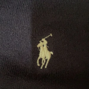 Ralph Lauren Tröja - Säljer denna Polo Ralph Lauren golf tröja i storlek XXL, men sitter som en stor L. Skriv för fler frågor. Säljer billigt.