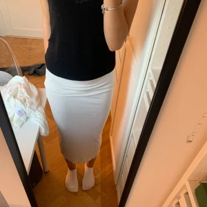 Lång vit kjol - Fin vit kjol från hm! Oanvänd🩷