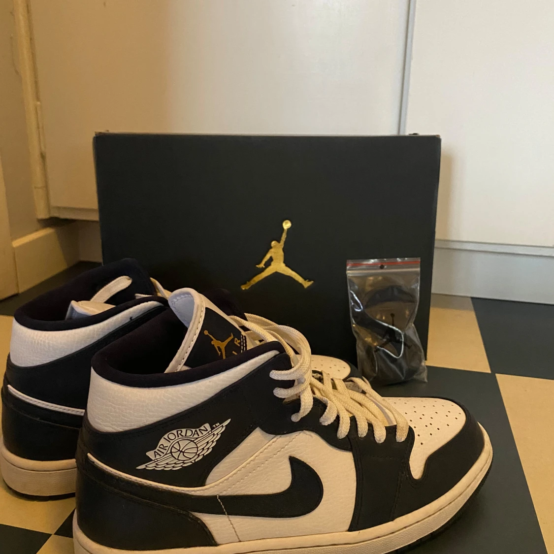Jordan 1 mid obsidian
