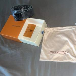 Priset kan sänkas om du vill. Säljer ett snyggt svart bälte från Louis Vuitton. Det kommer i originalförpackning med en lyxig dustbag och kvitto. Perfekt för att ge din outfit en exklusiv touch!