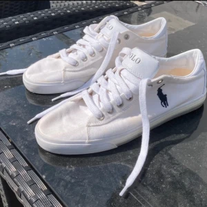 Polo Ralph Lauren Skor - Stilrena och fräscha Ralph Lauren skor  Nypris: 1099 kr  Vårt pris: 150kr🔥 Alla frågor och förslag är välkomna så tveka inte att skriva ✍️ 