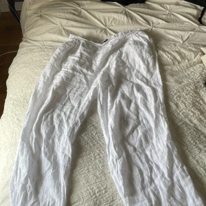 Linnebyxor - Lowwaisted linnebyxor. Haft länge men aldrig riktigt använt   