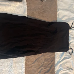 Svart kort tight klänning - Bra skick, knappt använd, kort