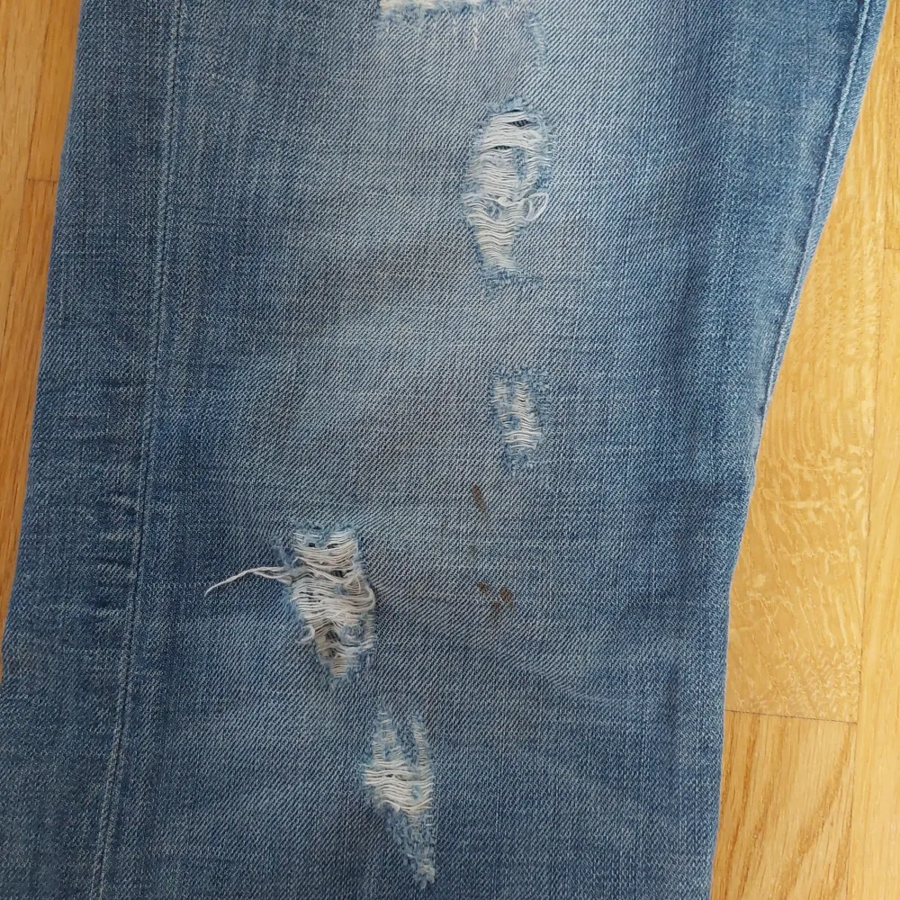 Säljer dessa super snygga och coola guess jeans!! Dem är i storlek 31 så skulle säga att det passar S-M . Jeansen är i fint skick men det är en liten fläck på höger knä och en liten fläck där nere på den vänstra benet🥰 Annars fint skick!! . Farkut & Housut.