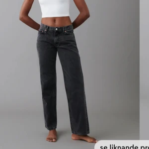 Low waist jeans - Low straight jeans från ginatricot💓Storlek 32, passar någon som är upp till 165 i längden