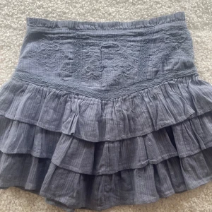 Mango kjol  - Säljer denna jätte söta blåa kjol från mango i strlk xs💕säljer pga den inte kommer till användning