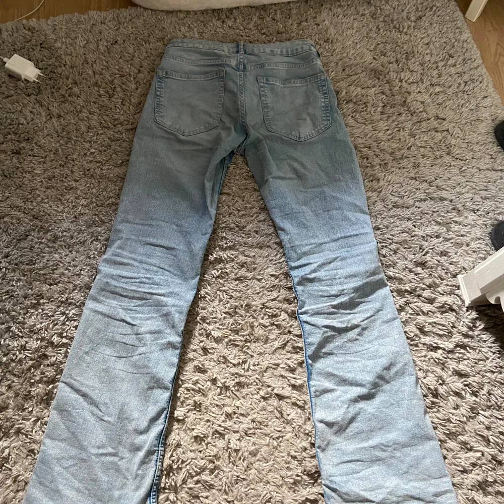 Jättesöta jeans som är utsvängda och lågmidjade men som tyvärr är för små. Köpta på Hm och är i bra skick för att blivit använd ett fåtal gånger!❤️. Jeans & Byxor.