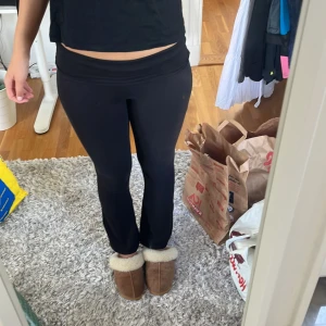 Svarta tränningsbyxor/yoga pants  - Fina och strechiga byxor som passar både för mig som är 170 cm och min syrra som är 155. Snygga med tröjan i förra annonsen, blir som ett set. Använda 1 gång 