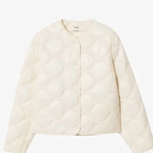 Populär mango jacka - Säljer skit snygg jacka från mango för ja använder den inte, eftertraktad å säljs inte längre, skriv privat för fler bilder❤️