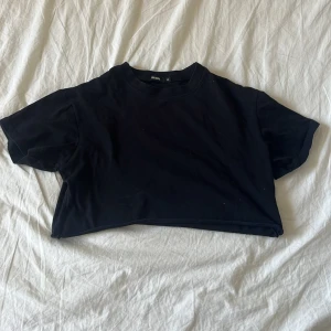 Svart magtröja - Svart magtröj ifrån Bikbok i storlek XS. Den är i bra skick.