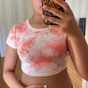 Rosa och vit croppad topp från Shein - Säljer en superfin rosa och vit croppad topp från Shein. Den är ribbad och har korta ärmar, perfekt för sommaren! Toppen är i storlek XS och är i nyskick. 🌸