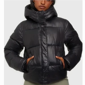 Vinterjacka  - Vinterjacka från nelly som är helt slutsåld, säljer för har en annan likadan. Skriv för fler bilder eller funderingar❣️