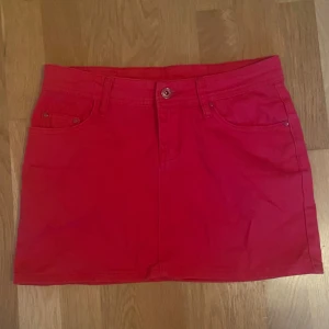 Röd mini kjol - Bra skick  Jeansmaterial Midjemått: ca 78 cm Längd: ca 30 cm