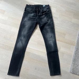 Dondup jeans - Säljer dessa as fräcka dondup jeans i nyskick! Storlek: 31! Modellen heter George & jeansen är köpta på United Fashion! Nypris: 3500kr