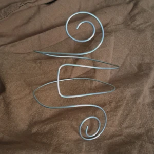 Armcuff - Handgjord armcuff i järntråd. Görs efter dina mått, tråden är böjbar så den går enkelt att justera så den sitter som du vill😊 Finns även i mässing🌟  