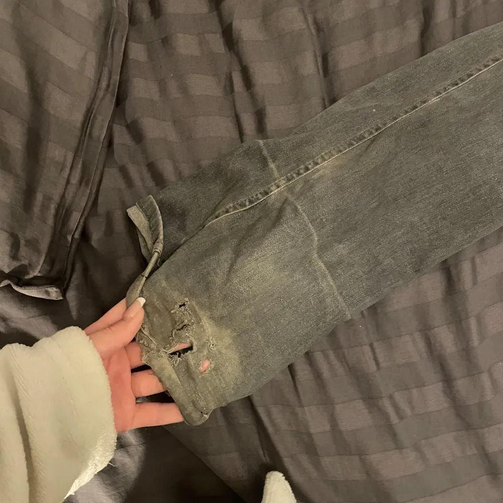 Säljer mina älskade gråa lågmidjade Bootcut jeans från salt! Köptes i september förra året. Dom är väldigt använda vilket man kan se på andra bilden. Annars är dom som nya! Pris kan diskuteras. Skriv om ni vill ha bilder elr mer info💗. Jeans & Byxor.