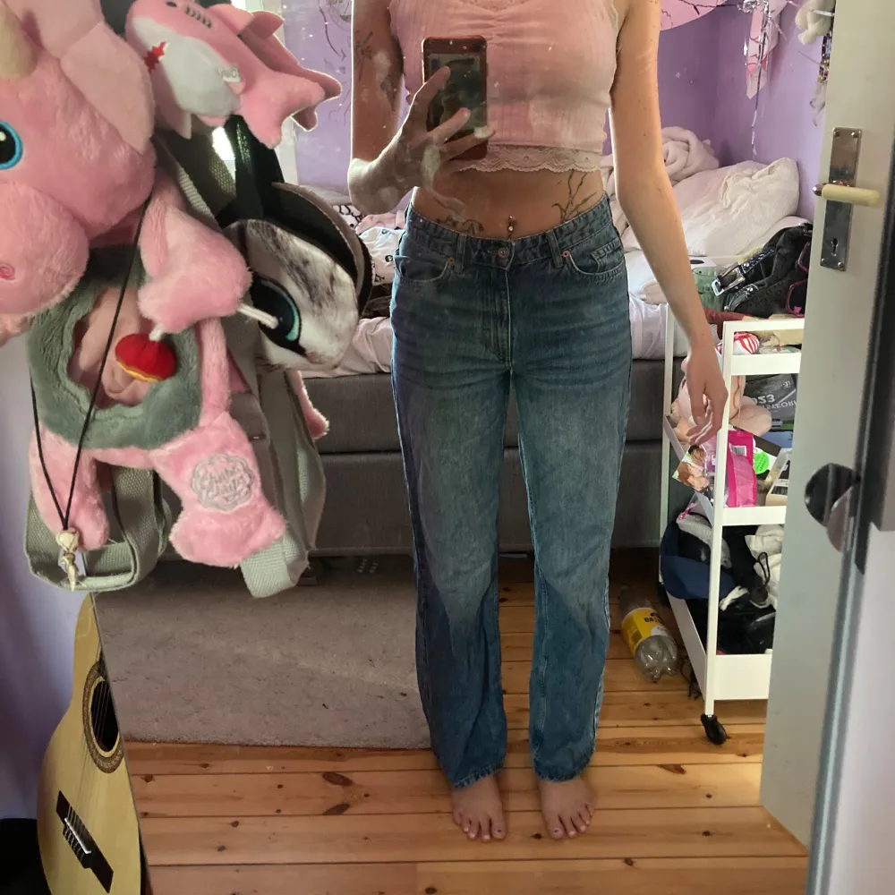 Fina ljusa jeans, sitter perfekt på mig som är 173cm och 60kg. Jättefina i rumpan och lite längre. Säljer för att jag inte använder dem så mycket längre. Bra kvalité i övrigt. . Jeans & Byxor.