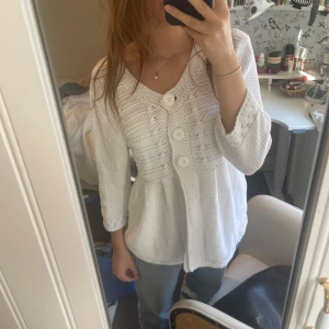 Vit kofta - Kommer aldrig till användning, köptes på plick