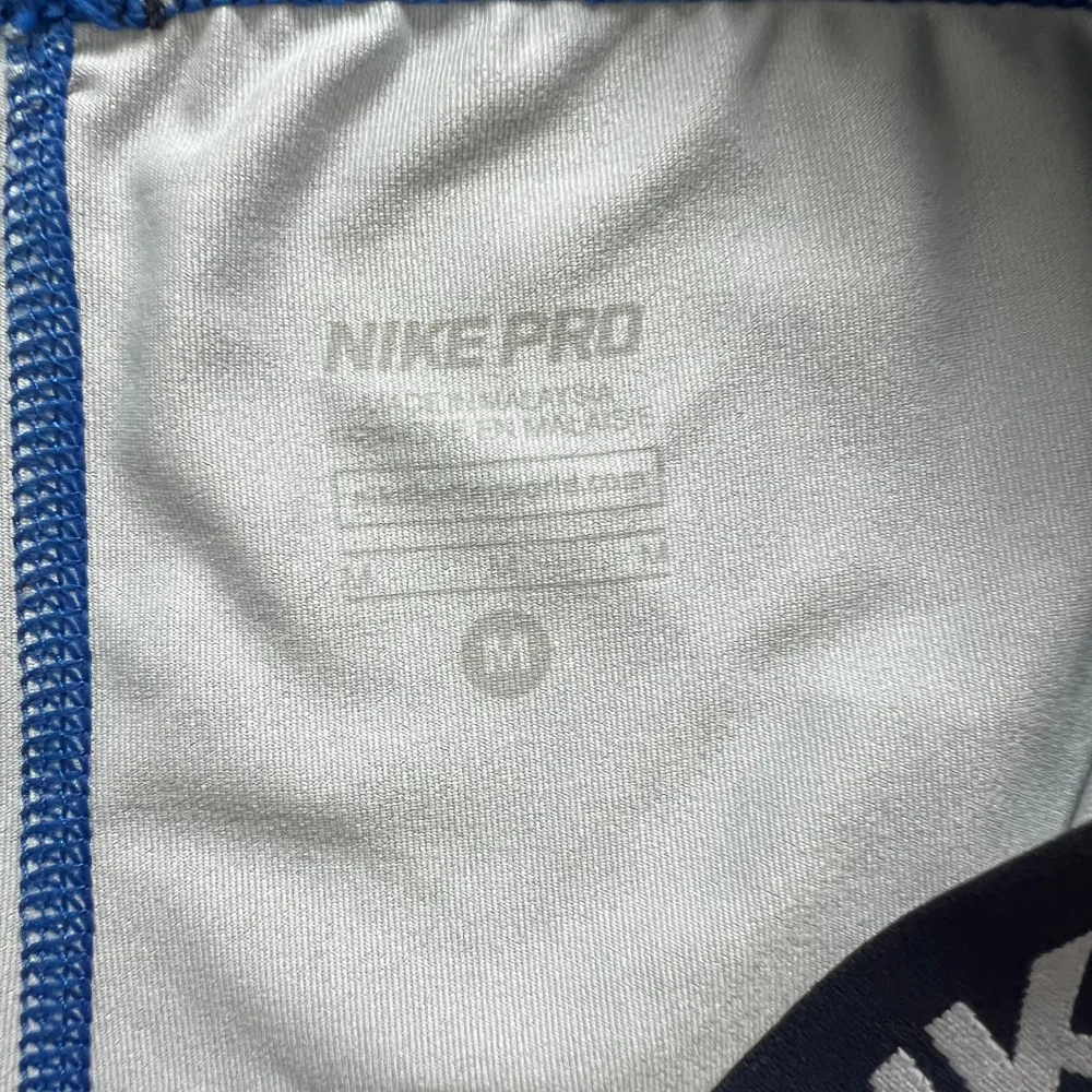 Blå-vita Träningsshorts från Nike.  Lite slitet Nike märke som man kan se på sista bilden, annars bra skick. . Sportswear.