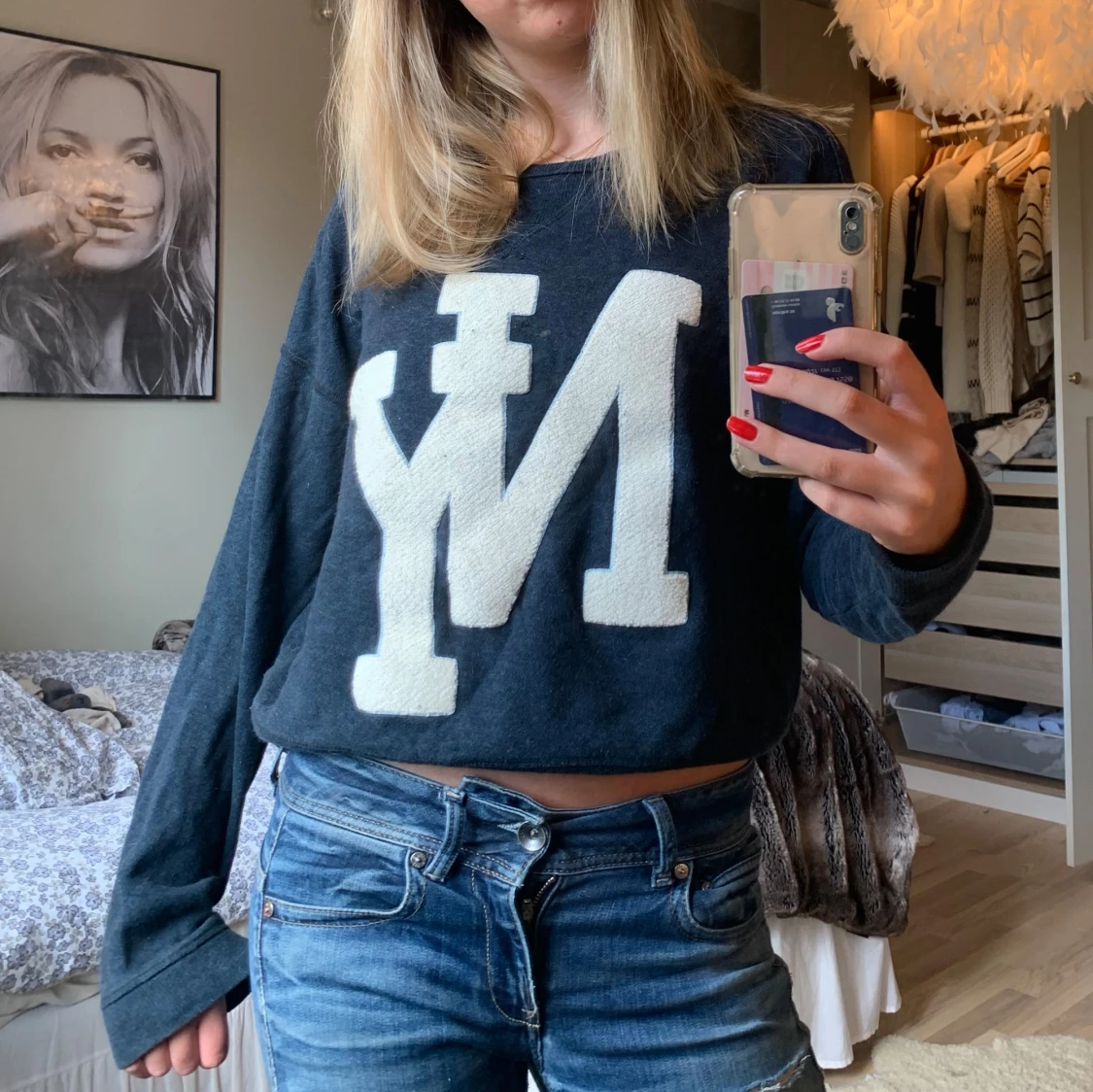 Mörkblå croppad tröja med stort vitt tryck