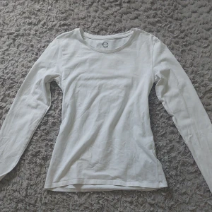 Vit långärmad tröja - Basic vit långärmad tröja köpt på Cubus. Perfekt basplagg för alla tillfällen. Tröjan är i storlek XS och gjord i mjukt bomullsmaterial. 💕 inga defekter!